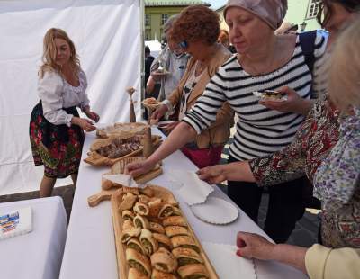 Świętowanie Dnia Flagi w Krakowie: ogórki, rolki i tłum turystów - zdjęcie 4