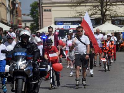 Świętowanie Dnia Flagi w Krakowie: ogórki, rolki i tłum turystów - zdjęcie 19