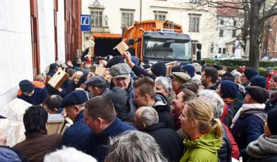Szturm na magistrat. Każdy chciał to dostać - zdjęcie 16