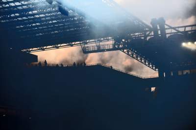 Ostatnie pożegnanie Wisły z Ekstraklasą: czarny dym, kibice na boisku - zdjęcie 12