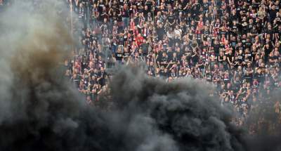 Ostatnie pożegnanie Wisły z Ekstraklasą: czarny dym, kibice na boisku - zdjęcie 5