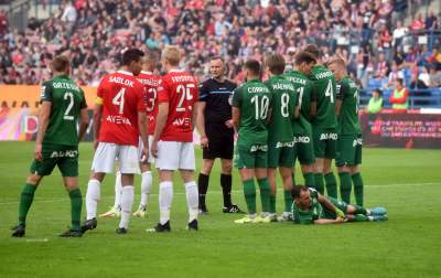 Ostatnie pożegnanie Wisły z Ekstraklasą: czarny dym, kibice na boisku - zdjęcie 16