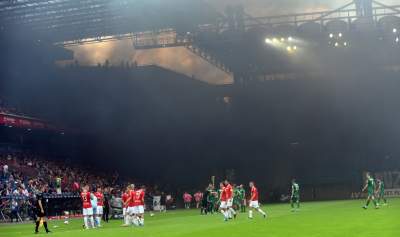 Ostatnie pożegnanie Wisły z Ekstraklasą: czarny dym, kibice na boisku - zdjęcie 11