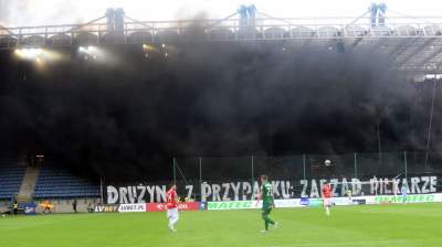 Ostatnie pożegnanie Wisły z Ekstraklasą: czarny dym, kibice na boisku - zdjęcie 10