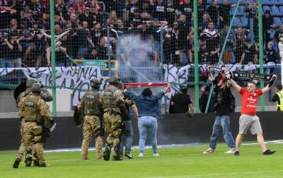 Ostatnie pożegnanie Wisły z Ekstraklasą: czarny dym, kibice na boisku - zdjęcie 29