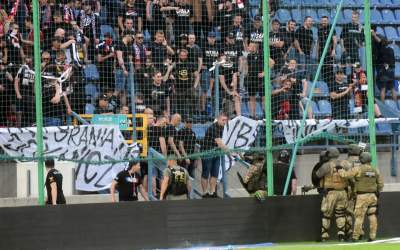 Ostatnie pożegnanie Wisły z Ekstraklasą: czarny dym, kibice na boisku - zdjęcie 31