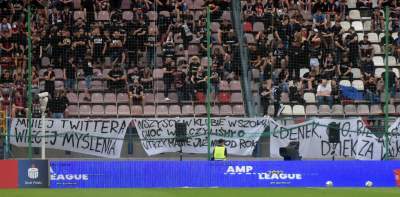 Ostatnie pożegnanie Wisły z Ekstraklasą: czarny dym, kibice na boisku - zdjęcie 19