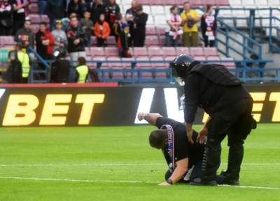 Ostatnie pożegnanie Wisły z Ekstraklasą: czarny dym, kibice na boisku - zdjęcie 33