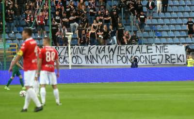 Ostatnie pożegnanie Wisły z Ekstraklasą: czarny dym, kibice na boisku - zdjęcie 21