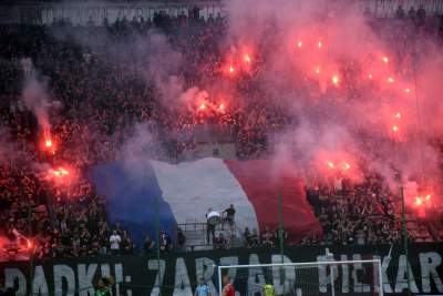 Ostatnie pożegnanie Wisły z Ekstraklasą: czarny dym, kibice na boisku - zdjęcie 15