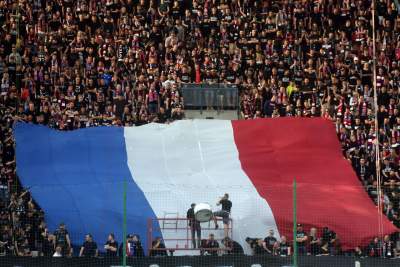 Ostatnie pożegnanie Wisły z Ekstraklasą: czarny dym, kibice na boisku - zdjęcie 3