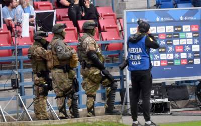 Ostatnie pożegnanie Wisły z Ekstraklasą: czarny dym, kibice na boisku - zdjęcie 23