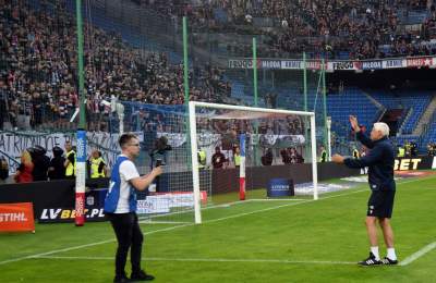 Ostatnie pożegnanie Wisły z Ekstraklasą: czarny dym, kibice na boisku - zdjęcie 24