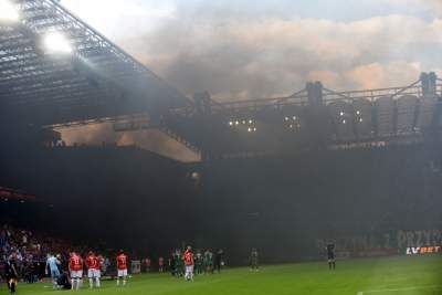 Ostatnie pożegnanie Wisły z Ekstraklasą: czarny dym, kibice na boisku - zdjęcie 13