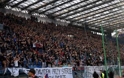Ostatnie pożegnanie Wisły z Ekstraklasą: czarny dym, kibice na boisku - zdjęcie 26