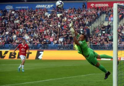 Ostatnie pożegnanie Wisły z Ekstraklasą: czarny dym, kibice na boisku - zdjęcie 17