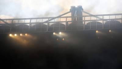 Ostatnie pożegnanie Wisły z Ekstraklasą: czarny dym, kibice na boisku - zdjęcie 9