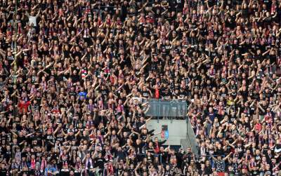 Ostatnie pożegnanie Wisły z Ekstraklasą: czarny dym, kibice na boisku - zdjęcie 1