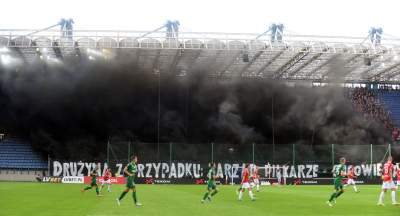 Ostatnie pożegnanie Wisły z Ekstraklasą: czarny dym, kibice na boisku - zdjęcie 7