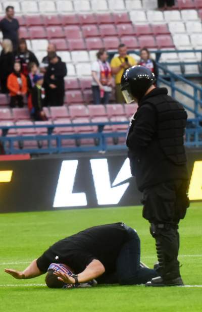 Ostatnie pożegnanie Wisły z Ekstraklasą: czarny dym, kibice na boisku - zdjęcie 32