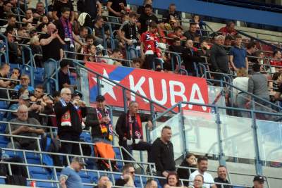 Ostatnie pożegnanie Wisły z Ekstraklasą: czarny dym, kibice na boisku - zdjęcie 18