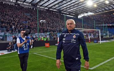 Ostatnie pożegnanie Wisły z Ekstraklasą: czarny dym, kibice na boisku - zdjęcie 25