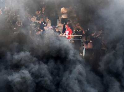 Ostatnie pożegnanie Wisły z Ekstraklasą: czarny dym, kibice na boisku - zdjęcie 4