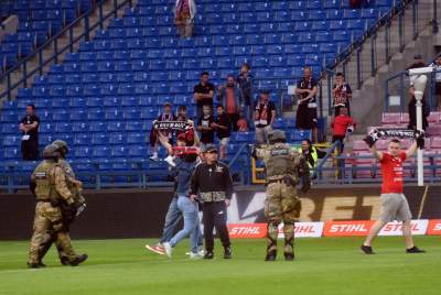 Ostatnie pożegnanie Wisły z Ekstraklasą: czarny dym, kibice na boisku - zdjęcie 30