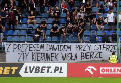 Ostatnie pożegnanie Wisły z Ekstraklasą: czarny dym, kibice na boisku - zdjęcie 20