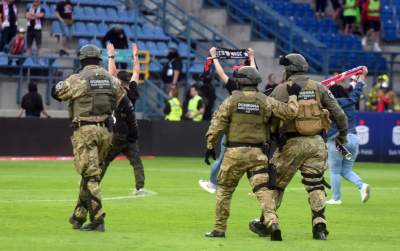 Ostatnie pożegnanie Wisły z Ekstraklasą: czarny dym, kibice na boisku - zdjęcie 28