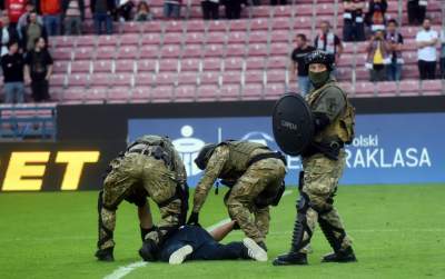 Ostatnie pożegnanie Wisły z Ekstraklasą: czarny dym, kibice na boisku - zdjęcie 27