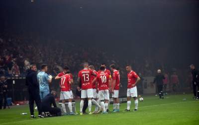 Ostatnie pożegnanie Wisły z Ekstraklasą: czarny dym, kibice na boisku - zdjęcie 14