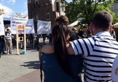 Homofobiczna pikieta Młodzieży Wszechpolskiej. Z tęczową gilotyną - zdjęcie 3