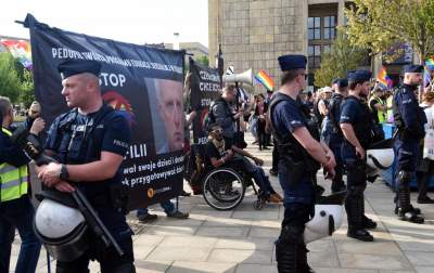 Homofobiczna pikieta Młodzieży Wszechpolskiej. Z tęczową gilotyną - zdjęcie 7