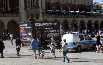 Homofobiczna pikieta Młodzieży Wszechpolskiej. Z tęczową gilotyną - zdjęcie 6