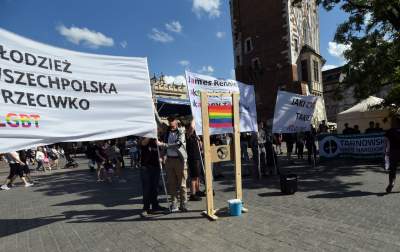 Homofobiczna pikieta Młodzieży Wszechpolskiej. Z tęczową gilotyną - zdjęcie 4