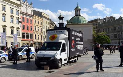 Homofobiczna pikieta Młodzieży Wszechpolskiej. Z tęczową gilotyną - zdjęcie 5