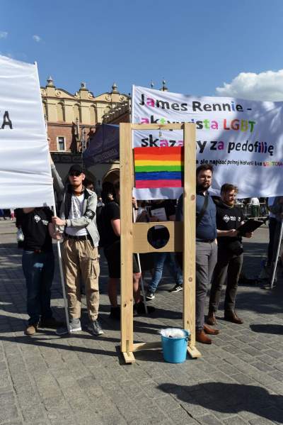 Homofobiczna pikieta Młodzieży Wszechpolskiej. Z tęczową gilotyną - zdjęcie 2