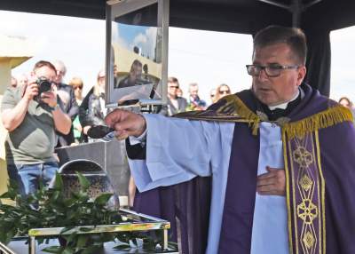 Artyści, przyjaciele, bliscy pożegnali Jerzego Trelę. Spoczął w rodzinnych Leńczach - zdjęcie 19