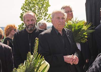 Artyści, przyjaciele, bliscy pożegnali Jerzego Trelę. Spoczął w rodzinnych Leńczach - zdjęcie 34