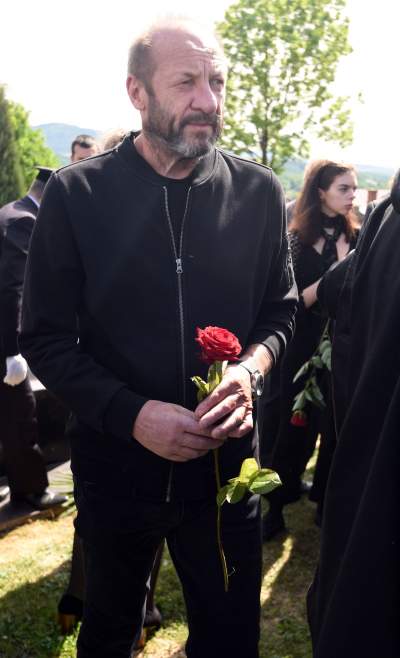 Artyści, przyjaciele, bliscy pożegnali Jerzego Trelę. Spoczął w rodzinnych Leńczach - zdjęcie 35