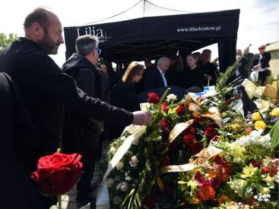 Artyści, przyjaciele, bliscy pożegnali Jerzego Trelę. Spoczął w rodzinnych Leńczach - zdjęcie 36