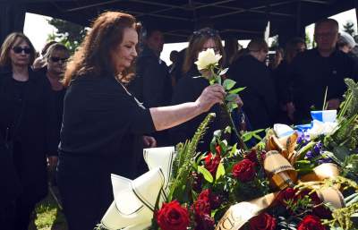 Artyści, przyjaciele, bliscy pożegnali Jerzego Trelę. Spoczął w rodzinnych Leńczach - zdjęcie 37