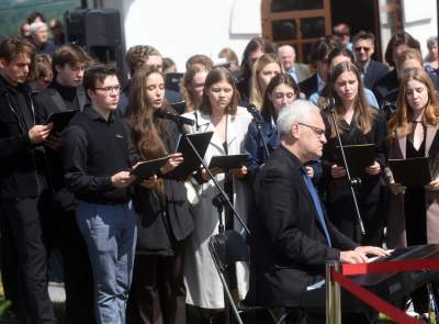 Artyści, przyjaciele, bliscy pożegnali Jerzego Trelę. Spoczął w rodzinnych Leńczach - zdjęcie 26