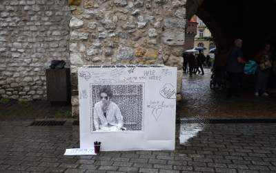 Biały pokój, performance przed Bramą Floriańską - zdjęcie 9