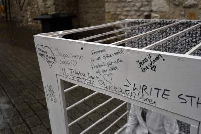 Biały pokój, performance przed Bramą Floriańską - zdjęcie 4