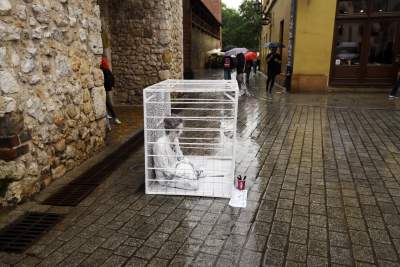 Biały pokój, performance przed Bramą Floriańską - zdjęcie 1