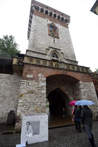 Biały pokój, performance przed Bramą Floriańską - zdjęcie 14