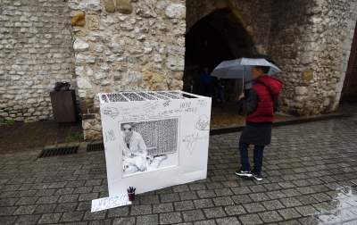 Biały pokój, performance przed Bramą Floriańską - zdjęcie 8