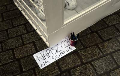 Biały pokój, performance przed Bramą Floriańską - zdjęcie 11